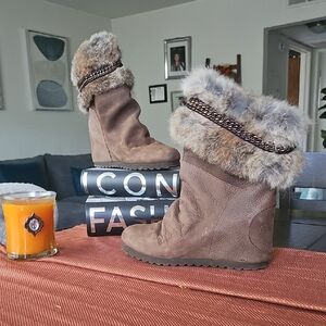 Women's Fur-Trimmed Brown Boots